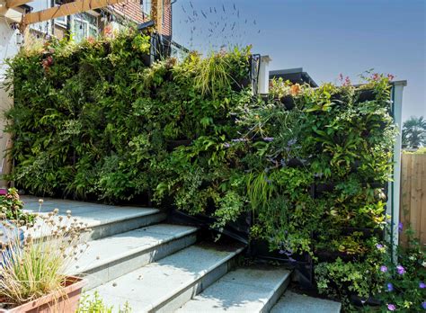 Living Walls: How to Install a Vertical Garden | Homebuilding
