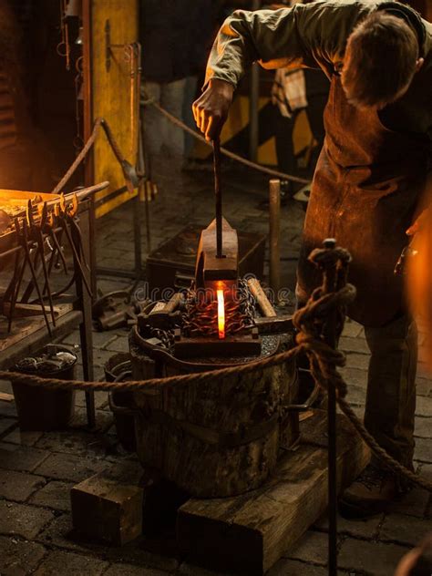 铁匠用铁锤和铁砧 库存照片. 图片 包括有 - 180596296