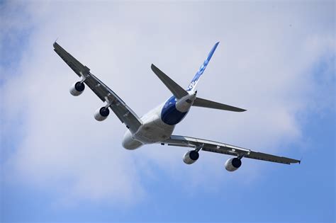 Airbus to Check for Cracks on Emirates, Qantas A380 Wings - Bloomberg