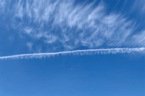 飞机在什么情况下会产生尾迹云？ - 知乎