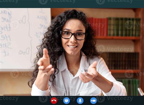 virtual tutoría. hembra profesor vistiendo los anteojos teniendo llamar ...