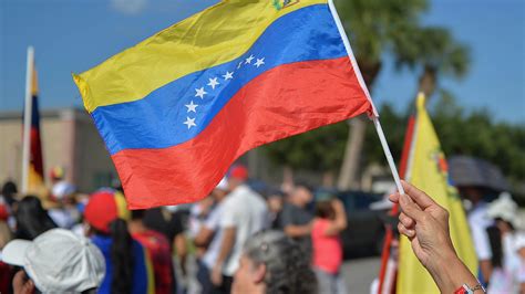 Juez detiene orden de Trump para revocar TPS de Venezuela y Haiti