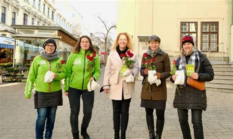 Internationaler Frauentag 2025: Verteilaktion Brot und Rosen ...