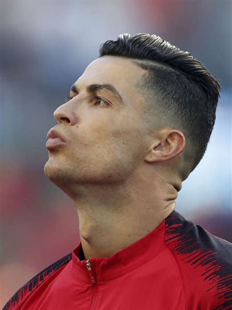 Ronaldo Haircut 2020 Coronavirus: Cristiano Ronaldo gets girlfriend ...