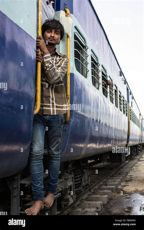 Indian Local Train Image Side View 的图像结果