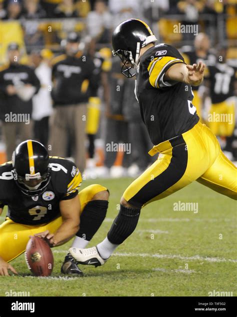 Pittsburgh Steelers kicker Jeff Reed scores then game winning field ...