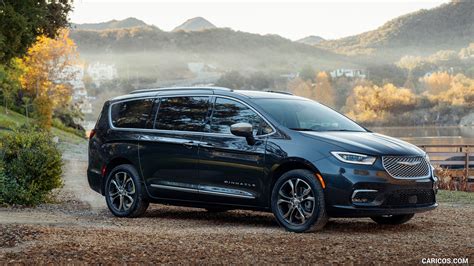 Chrysler Pacifica | 2021MY Pinnacle AWD | Front Three-Quarter