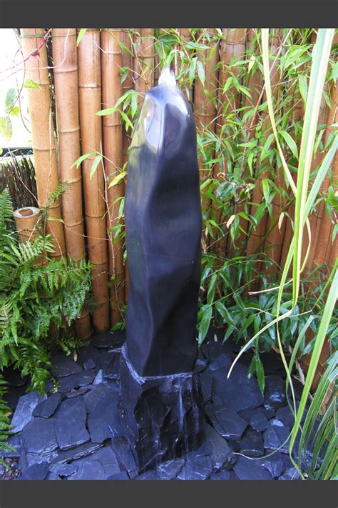 Quellstein Säule Marmor schwarz poliert 120cm - Monolithique