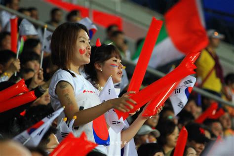 日本队世界杯输球后捡垃圾，韩国队多年前在中国输球时就做到了