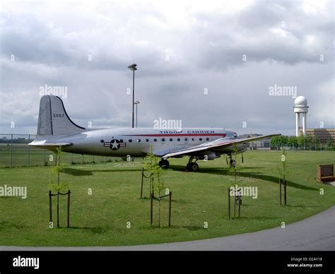 C 54 skymaster hi-res stock photography and images - Alamy