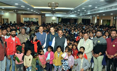जबलपुर महापौर ने 1600 बच्चों को दिखाई 12वीं फेल फिल्म, कहा- 'असफलता से ...
