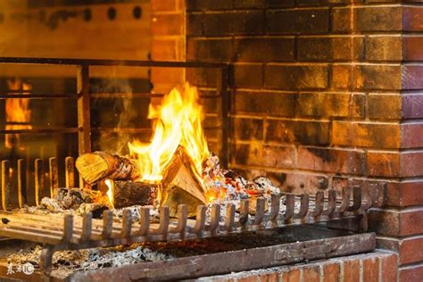 与火的一个木头燃烧的火炉在老山hom点燃的火炉 库存照片. 图片 包括有 乡情, 烹调, 发展, 燃烧, 主厨 - 52784166