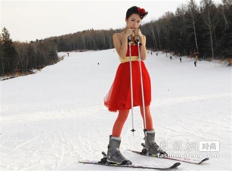 黑龙江滑雪场零下27度 女模穿露背装拍片(组图)-搜狐滚动