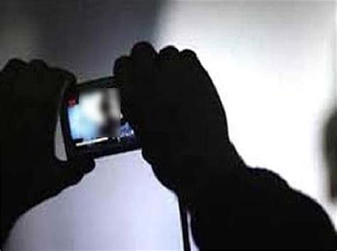 डिवाइडर से बस कूदाने की वायरल हुई वीडियो तो चालक पर गिरी गाज - video of ...