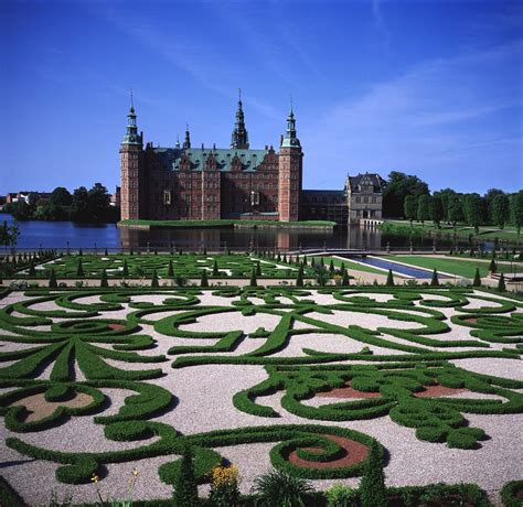 Frederiksborg Palace | How to get there by train or on a guided tour