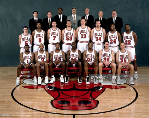 Fotografia de notícias : The 1997-98 NBA Chicago Bulls pose for a team ...