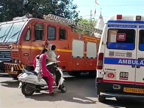 Building under construction collapses in Vadodara's Manjalpur area ...