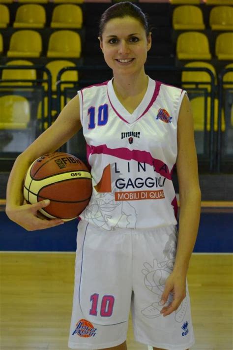MINIBASKET FEMMINILE CARACCI PICCOLE ATLETE PIENE DI ENTUSIASMO