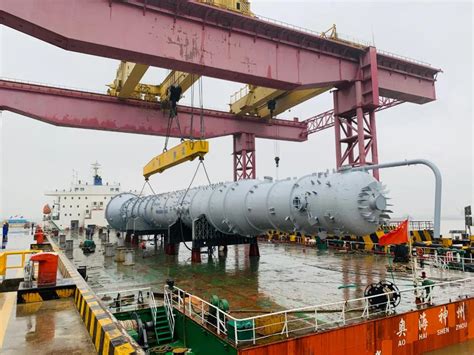 抢战雨天 超长石化设备-分壁塔从二重镇江公司码头顺利装船-港口网