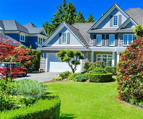 The best time to put down weed and feed products on a lawn | Homes and ...