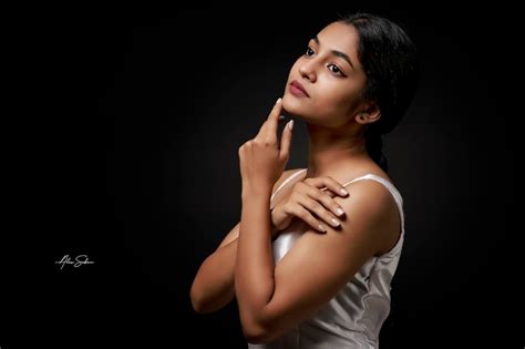 அதுக்குள்ள கவர்ச்சியா டோலி! ஆடையை கழட்டி உள்ளாடையுடன் போட்டோ ஷூட்! லவ் ...