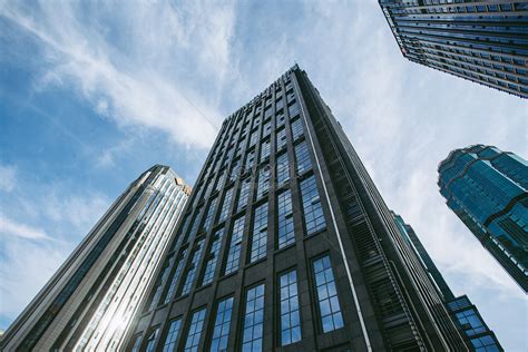 城市中心的摩天大楼图片-蓝天白云下的现代大楼素材-高清图片-摄影照片-寻图免费打包下载
