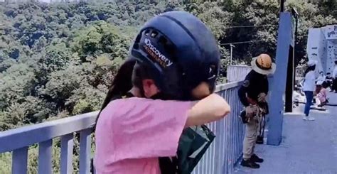 Streamer Burst Out Crying & Left A Mysterious Puddle