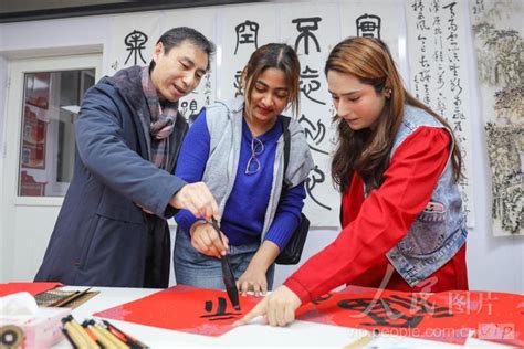 山东青岛：留学生体验中国传统文化-人民图片网