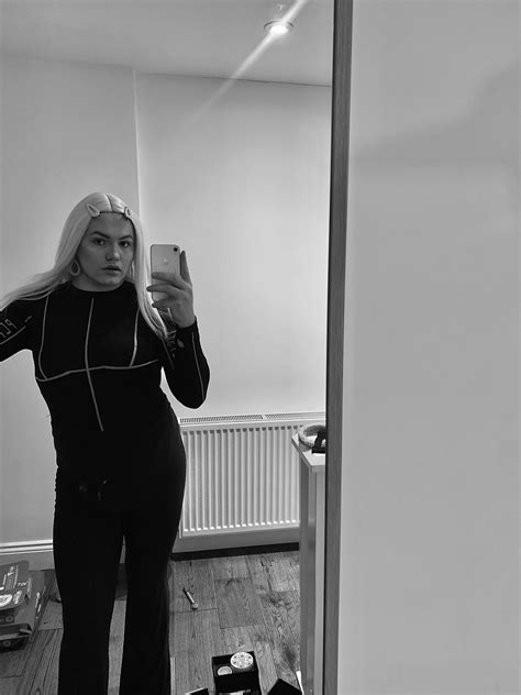 black and white message me xxx : r/SissyUK