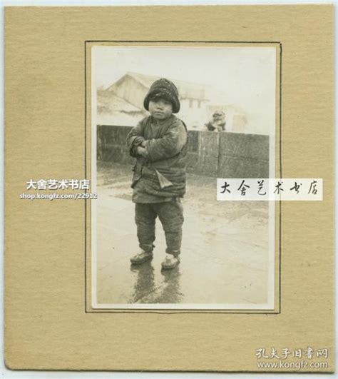 1937年左右在江苏或安徽一带的桥上，一名男童通手伫立在小雪中老照片，注意桥上的石狮子。_未知_孔夫子旧书网