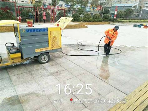 专业工人用高压喷水冲洗人行道mp44K视频素材下载-编号1878552-潮点视频