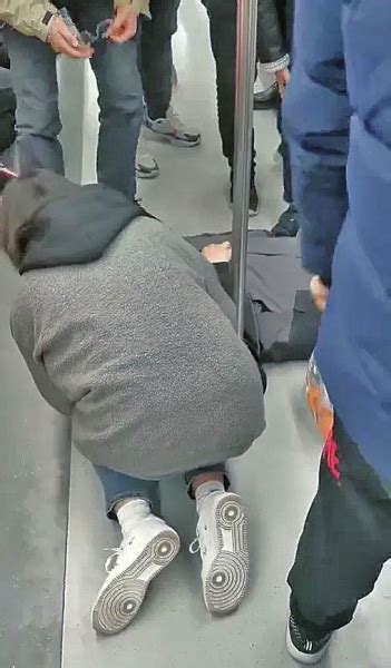 在郑州地铁1号线双膝跪地救人的“灰”姑娘找到啦 她是一名医生-大河网