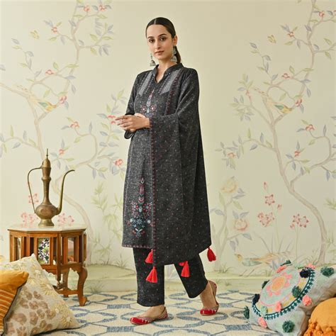 Buy Black Embroidered Woollen Kurta Pant Set with Dupatta | Rustorange