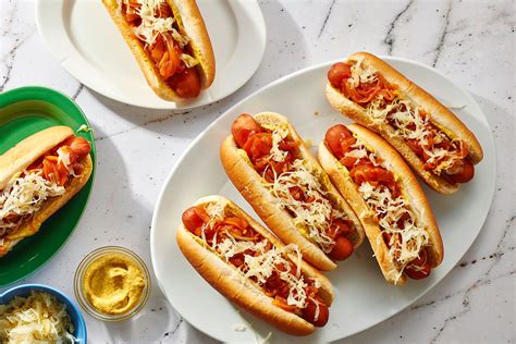 https://www.thespruceeats.com/thmb/vwBPeZ3KSK366TN_YVpNl6AJXi8%3D/1500x1000/filters%3Afill%28auto%2C1%29/new-york-hot-dogs-recipe-333560-hero-01-6be391df91774698aa490a45cd4f29c1.jpg