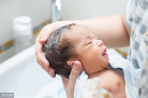 婴儿洗澡频率（给新生儿洗澡）-幼儿百科-魔术铺