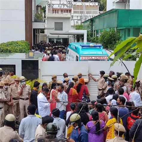 Puneeth Rajkumar Death News News Updates: Power Star fans pay floral ...