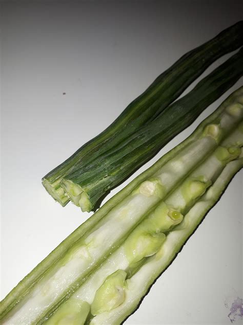 Long green vegetable, tastes and smells like grass : r/whatsthisplant