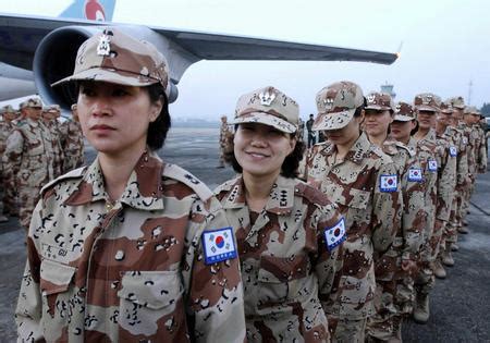 图文：等待登机赴伊的韩国女兵