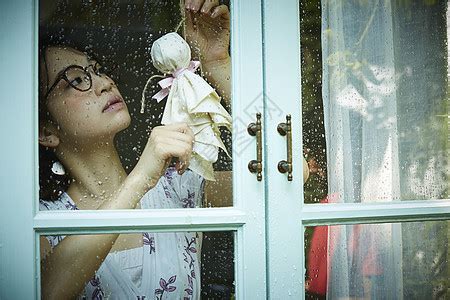 站在雨中的女人手表美女高清摄影大图-千库网