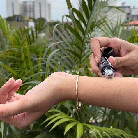 KHEONI Vijaya Leaf Roll-On: Non-Sticky Muscle Ache Relief – Kheoni