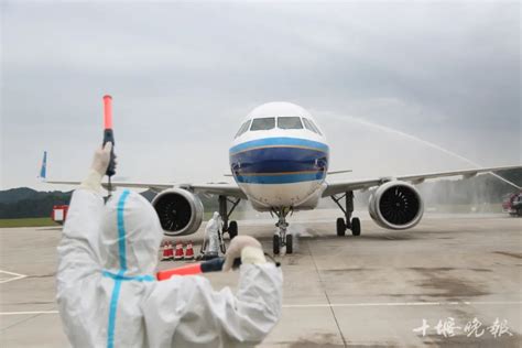 “水门”迎接，中国东方航空接收全球首架国产C919飞机_手机新浪网