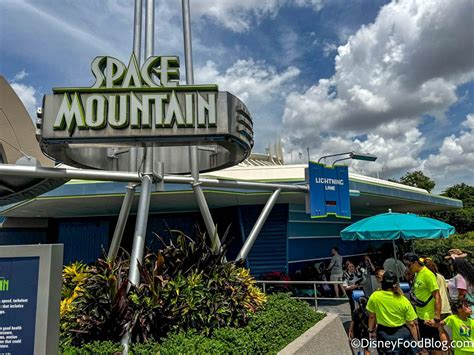 Every Cast Member At Space Mountain Is BEGGING You Not To Break This ...