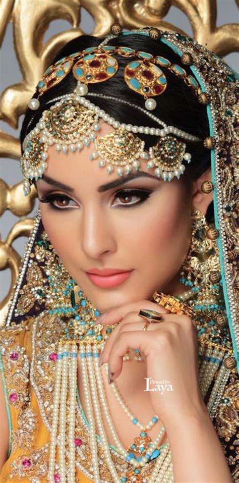 12 Ways to Wear Maang Tikkas and Jhumars, Mangtika and Jhumar Designs