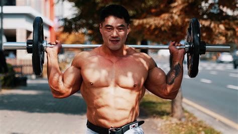 전신 운동 루틴 중 플랭크 동작