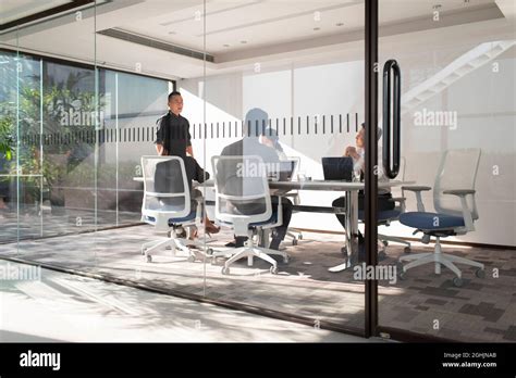 3 People Meeting 的图像结果