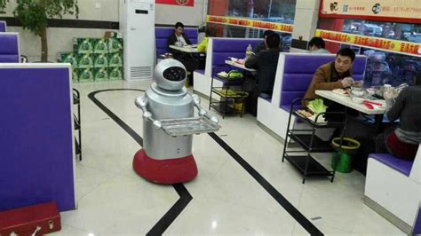 四足配送机器人亮相！普渡机器人发布多款新品_餐厅_菜品_自动化