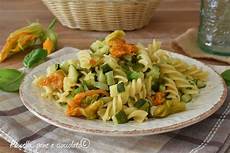 pasta ai fiori di zucca pasta zucchine e fiori di zucca saporita e veloce pasta ai fiori di zucca pasta zucchine e fiori di zucca saporita e veloce