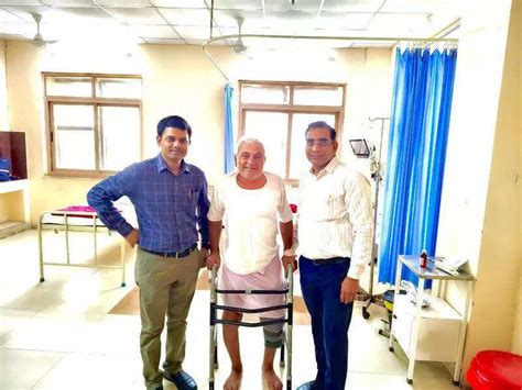 RUHS doctors perform first knee replacement surgery