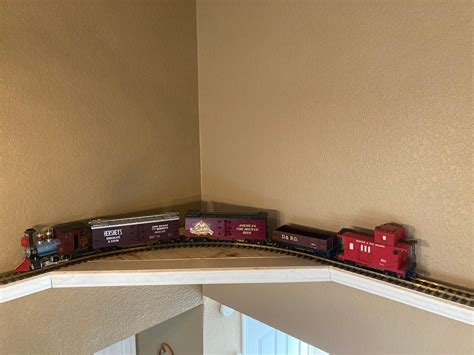 Model Train Layout Near Ceiling 的图像结果