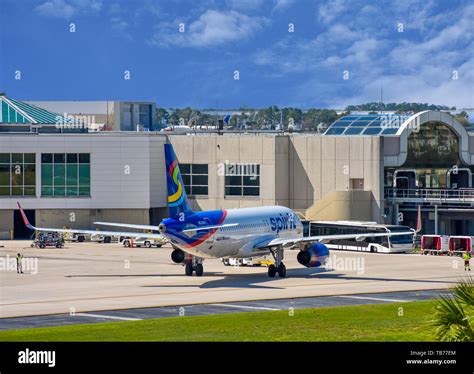Air traffic control tower orlando hi-res stock photography and images ...